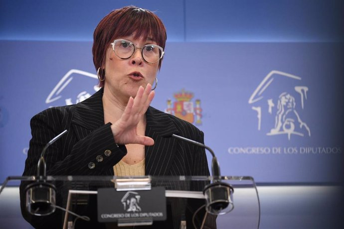 La portavoz de Compromís en el Congreso, Águeda Micó, durante una rueda de prensa anterior a la Junta de Portavoces en el Congreso de los Diputados, a 11 de marzo de 2025, en Madrid (España).