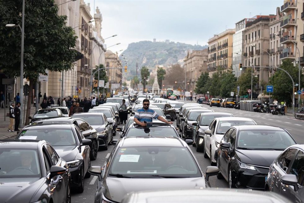 Unos 200 VTC se manifiestan en Barcelona contra la ley que prepara el Govern.