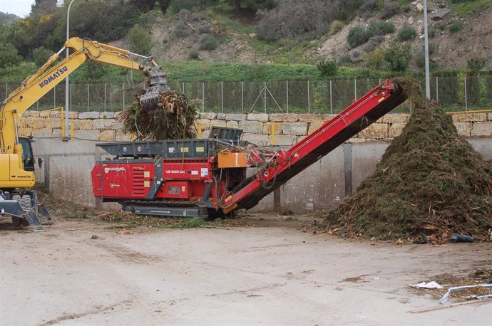 El CAM, que cumple este mes su quinto aniversario, recepta residuos de construcción y demolición, residuos verdes, tierras y voluminosos. También los residuos urbanos y envases ligeros de Marbella, Fuengirola, Ojén e Istán.
