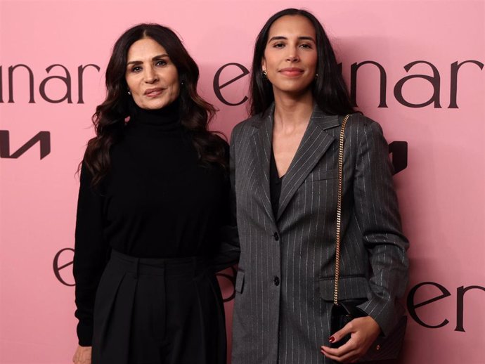 Encarna Salazar y su hija, Carolina Trillo, durante el desfile de la firma, 'Encinar'