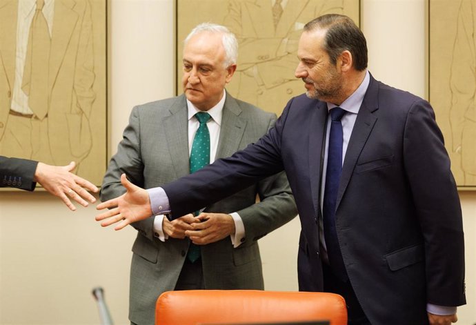 Archivo - El exministro de Transportes José Luis Ábalos (derecha).