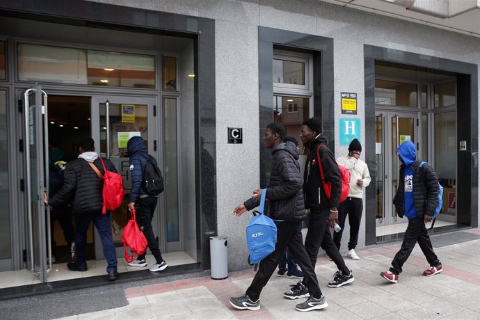 Un grupo de migrantes refugiados en el hotel en el que permanecen alojados en protesta por la denegación de sus solicitudes de asilo, a 20 de febrero de 2025, en Monterroso, Lugo, Galicia (España). Un grupo de refugiados procedentes de Mali que fueron tra