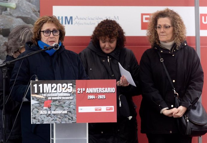 (I-D) La presidenta de la Asociación 11-M, Montserrat Soler, la secretaria general de UGT de Madrid, Susana Huertas, y la secretaria general de CCOO de Madrid, Paloma Vega López, durante un acto in memoriam y ofrenda floral, organizado por la Asociación 1