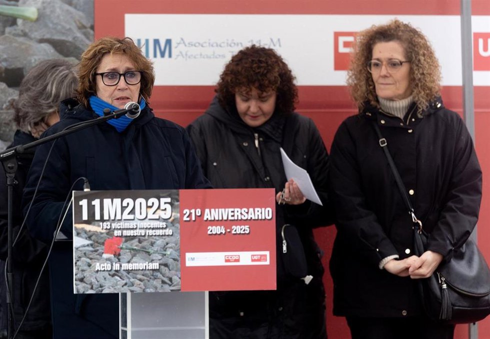 (I-D) La presidenta de la Asociación 11-M, Montserrat Soler, la secretaria general de UGT de Madrid, Susana Huertas, y la secretaria general de CCOO de Madrid, Paloma Vega López, durante un acto in memoriam y ofrenda floral, organizado por la Asociación