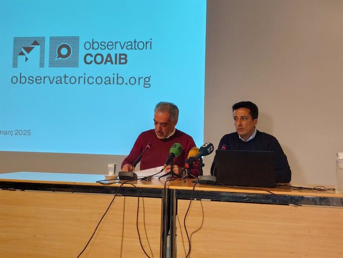 El decano del Coaib, Bernat Nadal, este lunes, en una rueda de prensa, junto al presidente de la demarcación en Mallorca del Colegio Oficial de Arquitectos, Joan Cerdà