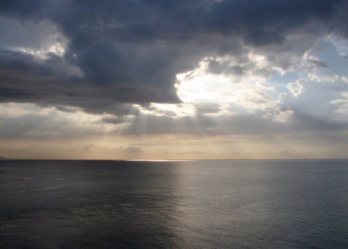 As áreas nubladas sobre os oceanos refletem menos luz solar para o espaço do que antes,
