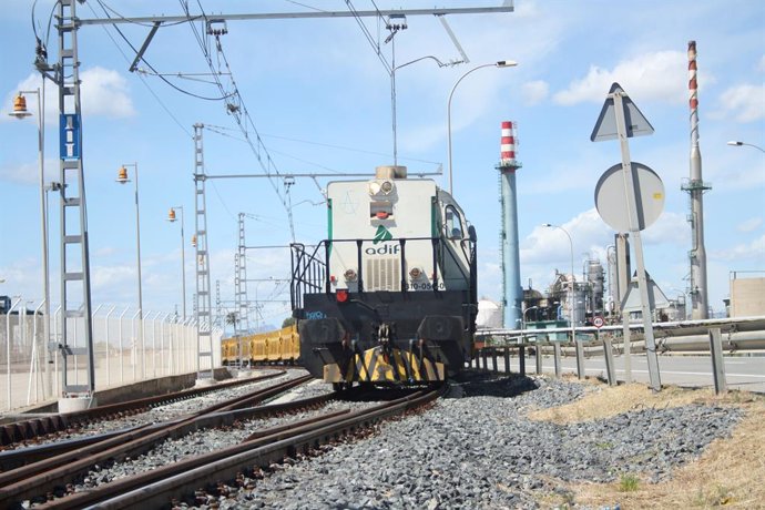 Un tren d'Adif al Port de Tarragona