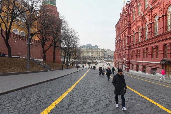 10 de março de 2025, Moscou, Rússia: Pessoas passeiam pela Praça Vermelha perto do Kremlin, da Torre do Arsenal de Esquina e do Museu Histórico.
