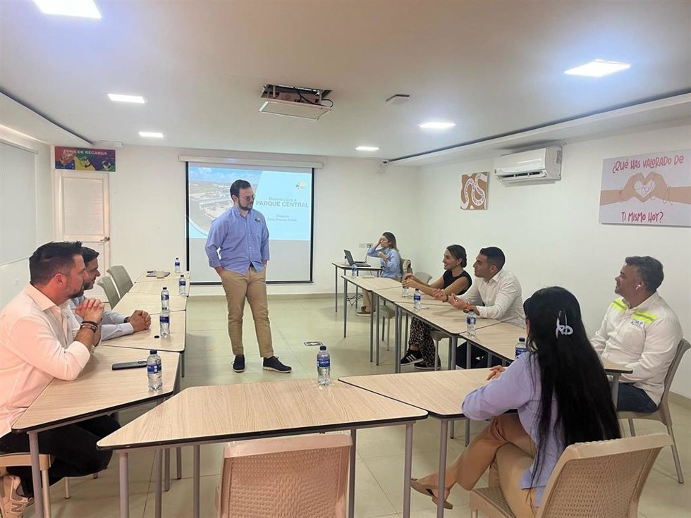 El delegado de la Zona Franca de Cádiz con representantes de zonas francas de Cartagena de Indias.