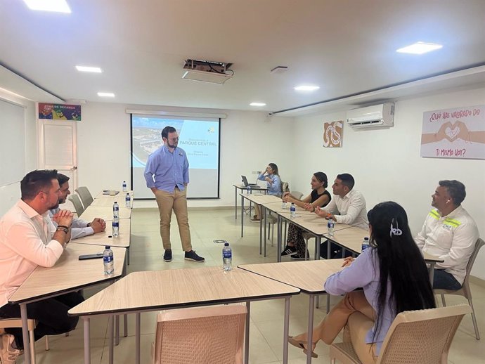 El delegado de la Zona Franca de Cádiz con representantes de zonas francas de Cartagena de Indias.