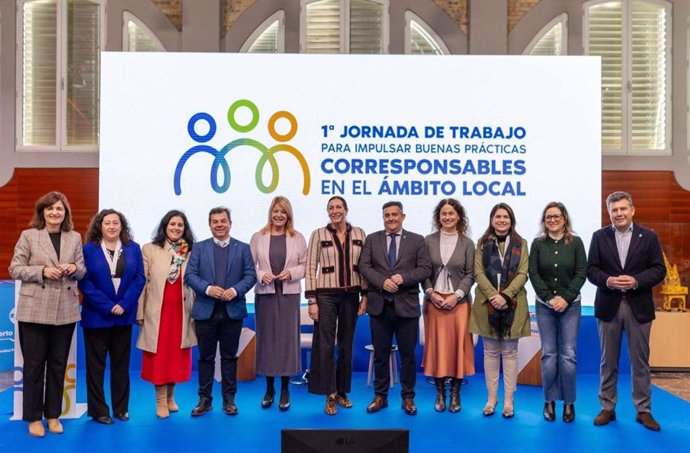 Autoridades en la primera Jornada de Trabajo para Impulsar Buenas Prácticas Corresponsables en el Ámbito Local, celebrada en Huelva.