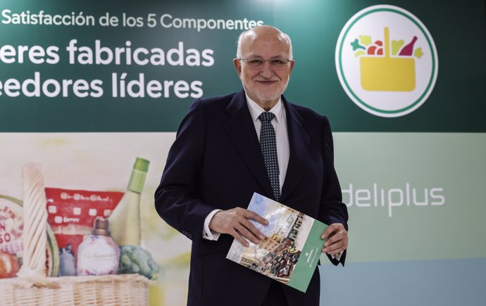 El presidente de Mercadona, Juan Roig, posa tras una rueda de prensa para informar sobre los datos económicos de Mercadona en 2024 y sus previsiones para 2025, en Jarrods, a 11 de marzo de 2025, en Paterna, Valencia, Comunidad Valenciana (España).