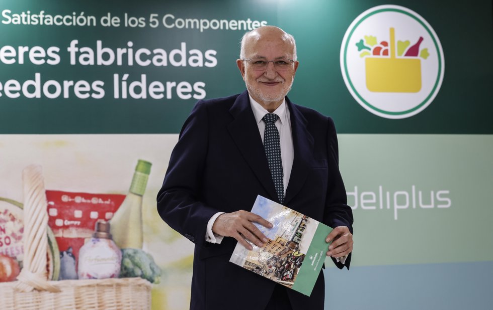 El presidente de Mercadona, Juan Roig, posa tras una rueda de prensa para informar sobre los datos económicos de Mercadona en 2024 y sus previsiones para 2025, en Jarrods, a 11 de marzo de 2025, en Paterna, Valencia, Comunidad Valenciana (España).
