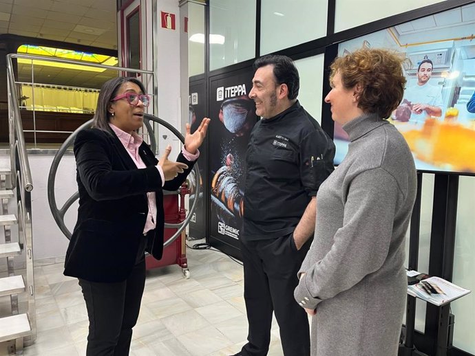 La diputada regional del PP y portavoz de Turismo, Sandra Camino, junto al presidente del Gremio de Artesanos Confiteros de Asturias, Alberto Díaz.