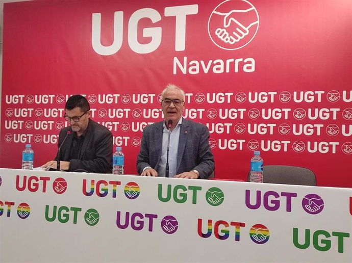El secretario general de UPTA, Eduardo Abad (i), y el secretario general de UGT de Navarra, Lorenzo Ríos.