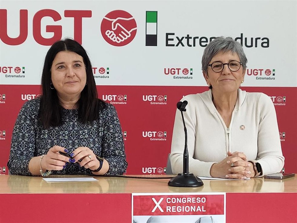 La secretaria de Organización y Formación de UGT Extremadura, María José Pastor, y la secretaria general de UGT Extremadura, Patrocinio Sánchez, presentan el X Congreso Regional.