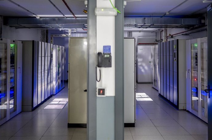 Archivo - Varias instalaciones que se encargan de proporcionar seguridad al suministro eléctrico por si hubiera cortes y de evitar los picos de electricidad que pueden dañar los equipos, durante una jornada de puertas abiertas al centro de datos Digital R