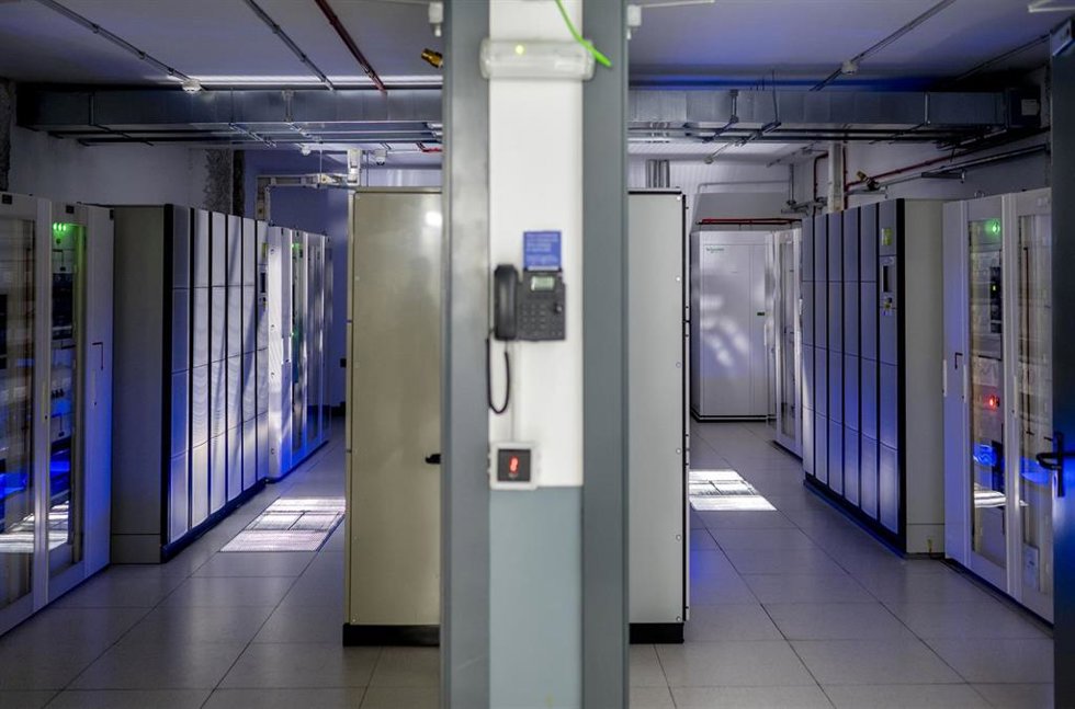 Archivo - Varias instalaciones que se encargan de proporcionar seguridad al suministro eléctrico por si hubiera cortes y de evitar los picos de electricidad que pueden dañar los equipos, durante una jornada de puertas abiertas al centro de datos Digital