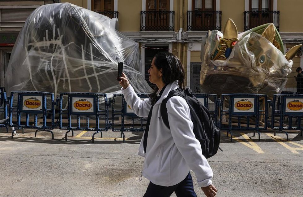 Una mujer fotografía la falla Convento Jerusalén durante su montaje, a 10 de marzo de 2025, en Valencia, Comunidad Valenciana (España).
