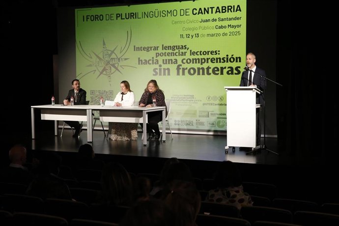 El consejero de Educación, Formación Profesional y Universidades, Sergio Silva, inaugura el I Foro del Plurilingüismo de Cantabria 'Integrar lenguas, potenciar lectores: hacia una comprensión sin fronteras'
