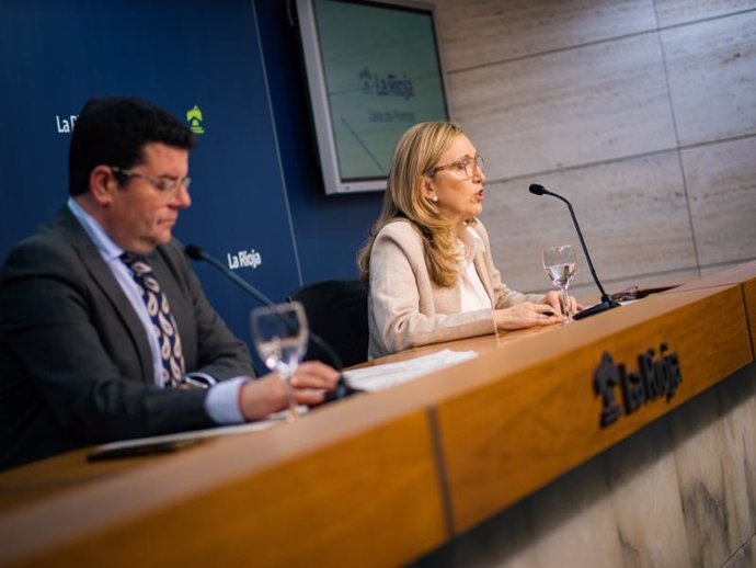 La consejera de Economía, Innovación, Empresa y Trabajo Autónomo, Belinda León en comparecencia de prensa junto al portavoz del Goiberno, Alfonso Domínguez