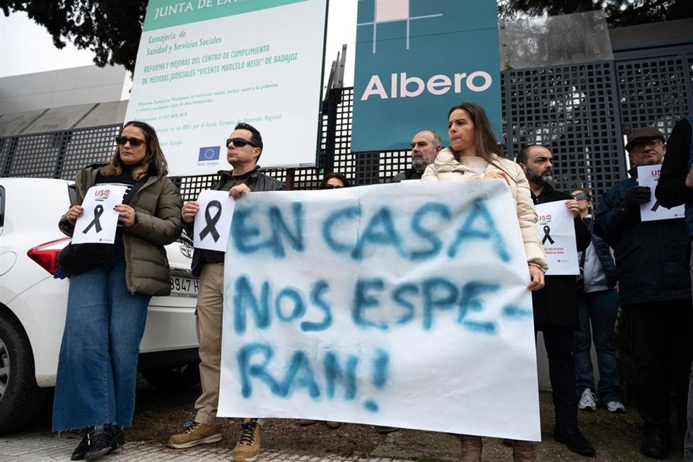 Manifestación por la Educadora social asesinada en un piso tutelado por tres menores, en la calle Castillo de Benquerencia de la urbanización Guadiana, a 10 de marzo de 2025, en Badajoz, Extremadura (España). Los tres menores, dos chicos y una chica han