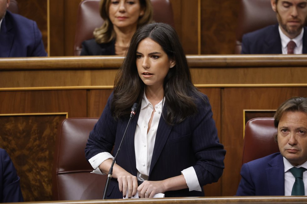 La portavoz de VOX en el Congreso, Pepa Millán, interviene durante una sesión de control al Gobierno en el Congreso de los Diputados, a 26 de febrero de 2025, en Madrid (España).