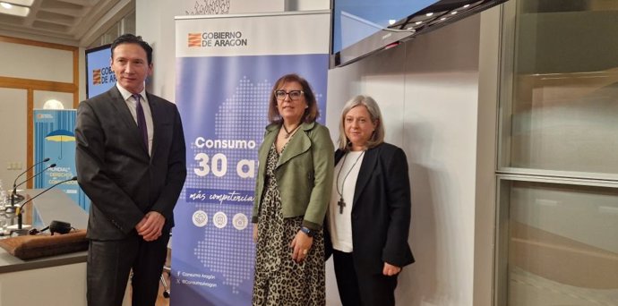 El jefe de Servicio de Atención al Consumidor, Carlos Peñasco; la directora general de Protección de Consumidores y Usuarios, Inma de Francisco, y la jefa de Servicio de Supervisión del Mercado, Nines Roca.