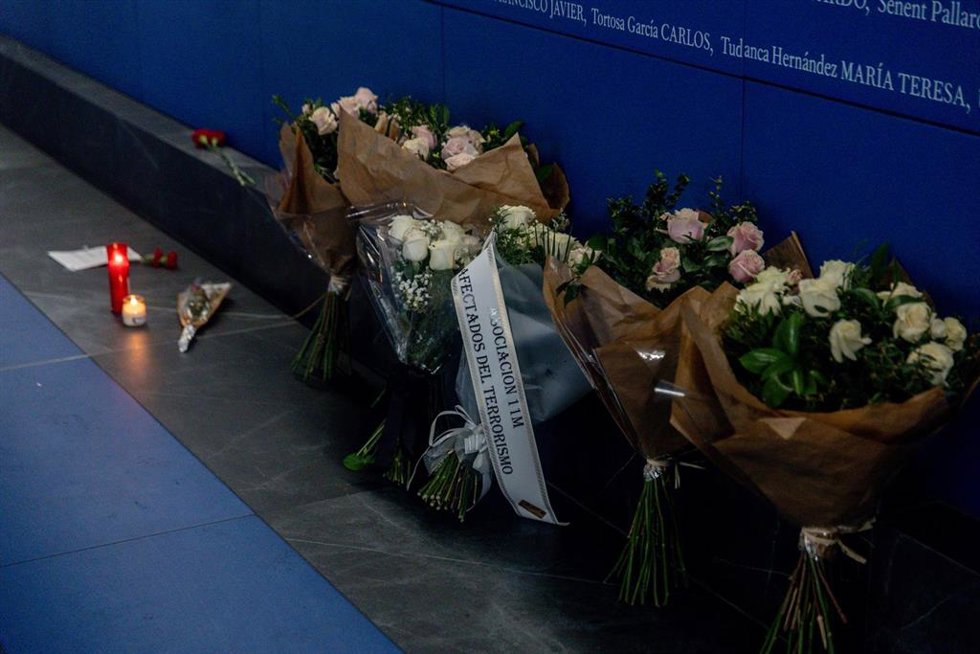 Ofrenda floral del acto organizado por la Asociación 11M Afectados por el Terrorismo y las organizaciones sindicales UGT y CC.OO, en el 21 aniversario de los atentados del 11M, en la estación de Atocha, a 11 de marzo de 2025, en Madrid (España).