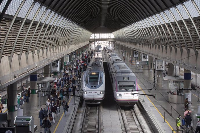 Archivo - Llegada de pasajeros en el AVE procedente de Madrid a la Estación de Santa Justa. 