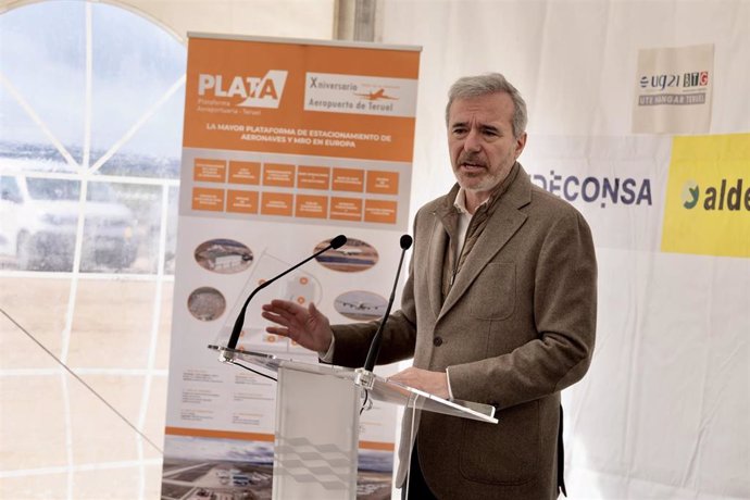 El presidente del Gobierno de Aragón, Jorge Azcón, en el acto de colocación de la primera piedra del nuevo hangar del Aeropuerto de Teruel.