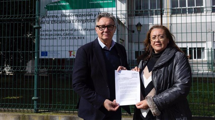 El portavoz de Vox en Andalucía, Manuel Gavira, este martes en Algeciras (Cádiz) ante una residencia de mayores.