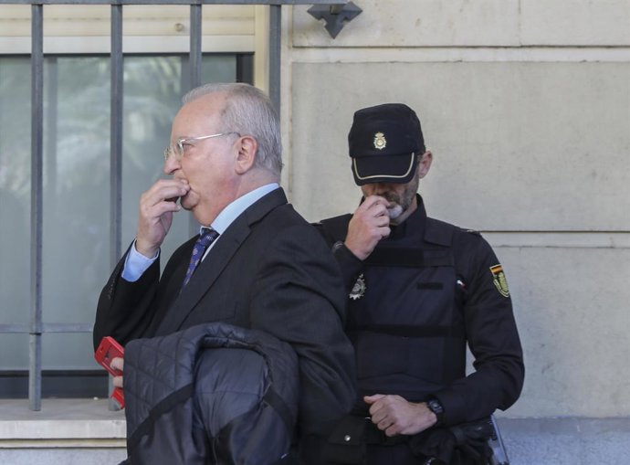 Archivo - El exconsejero de Empleo de la Junta de Andalucía, Antonio Fernández,   tras acudir a la citación por la Sección Primera de la Audiencia para comunicar la decisión del tribunal sobre su ingreso en prisión provisional tras su condena en la pieza 