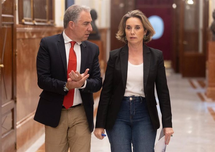 Archivo - El vicesecretario de Coordinación Autonómica y Local del PP, Elías Bendodo y la secretaria general del PP, Cuca Gamarra, a su llegada a una rueda de prensa, en el Congreso de los Diputados, a 19 de junio de 2024, en Madrid (España). 