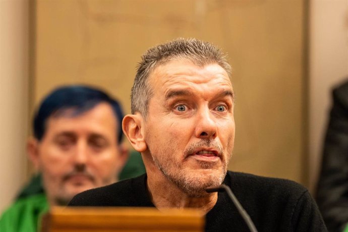 Archivo - El exfutbolista Juan Carlos Unzué ofrece una rueda de prensa tras la aprobación de la Ley ELA durante una sesión plenaria, en el Congreso de los Diputados, a 10 de octubre de 2024