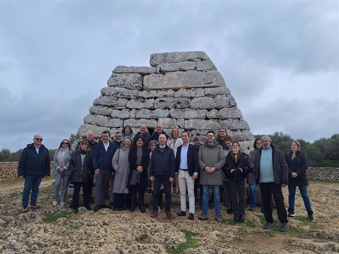 Participantes en las jornadas de la Alianza de Paisajes Culturales y Lugares Afines del Patrimonio Mundial ante la Naveta des Tudons