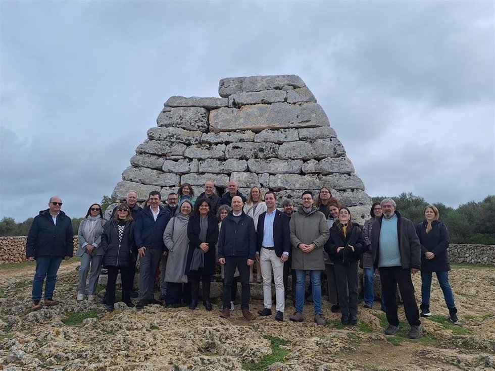 Participantes en las jornadas de la Alianza de Paisajes Culturales y Lugares Afines del Patrimonio Mundial ante la Naveta des Tudons
