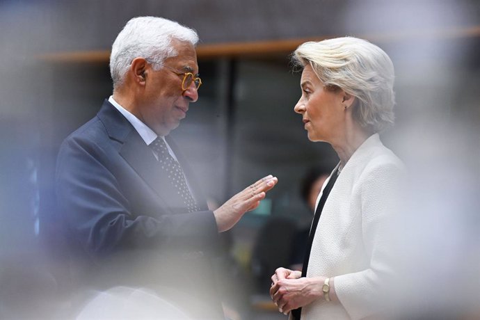 HANDOUT - 06 March 2025, Belgium, Brussels: European Council President Antonio Costa and European Commission President Ursula von der Leyen, talk before the start of a roundtable meeting during the European Union summit on Ukraine. Photo: Sierakowski Fred