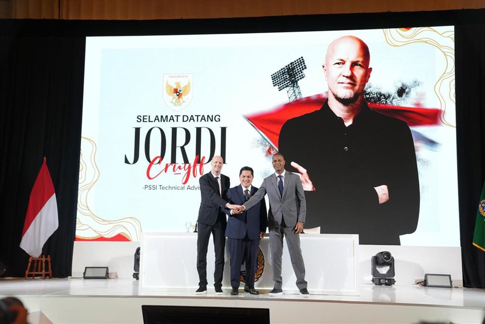 El nuevo asesor deportivo de la Federación de Fútbol de Indonesia, Jordi Cruyff, con el presidente de la federación, Erick Thohir, y el seleccionador, Patrick Kluivert.