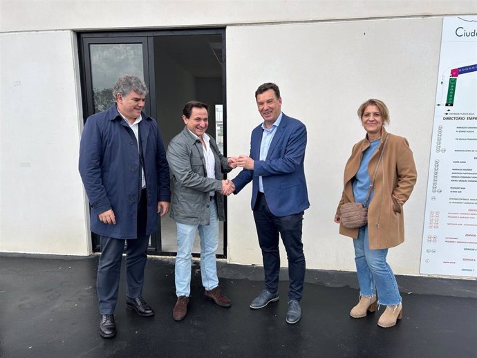 El presidente del Puerto de Huelva, Alberto Santana, acompañado por el director del Puerto de Huelva, Alfonso Peña, ha hecho entrega de las llaves de un nuevo local en la Ciudad del Marisco.