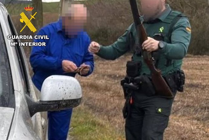 La Guardia Civil de Burgos sorprende a un furtivo cuando cazaba en un coto privado desde el coche.