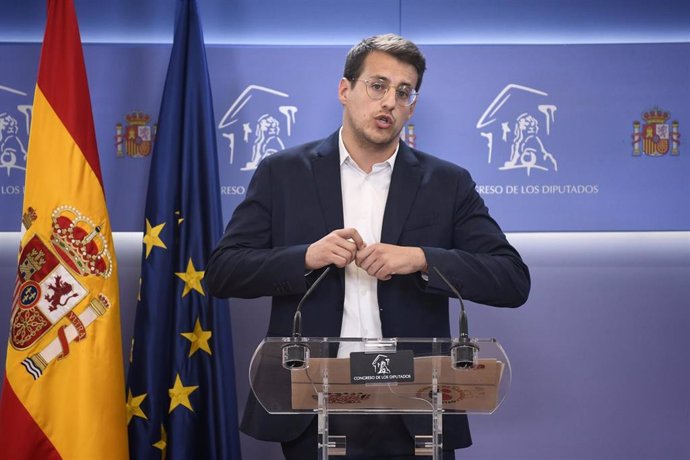 Archivo - El diputado de Sumar Jorge Pueyo durante una rueda de prensa anterior a la reunión de la Junta de Portavoces, en  el Congreso de los Diputados, a 8 de octubre de 2024, en Madrid (España).