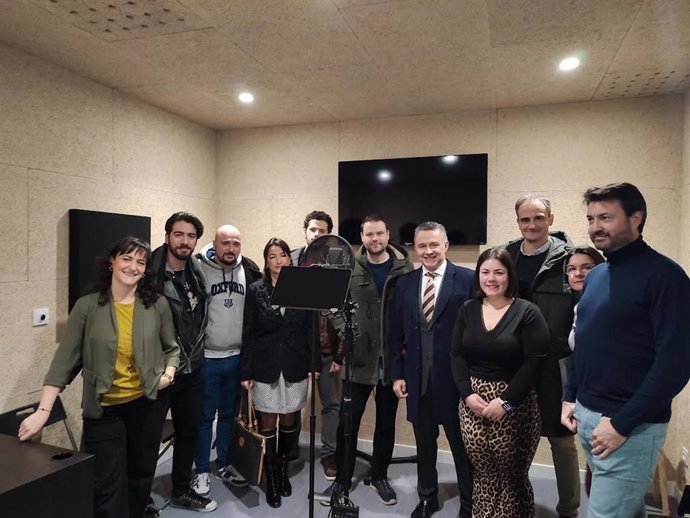 Escobar destaca el "orgullo de contar en Logroño con un estudio de doblaje que trabaja ya para grandes plataformas"