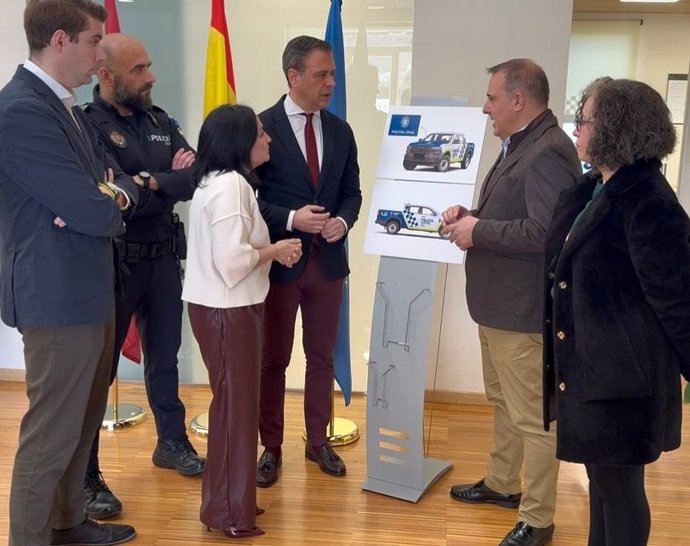 El consejero de Presidencia, Portavocía, Acción Exterior y Emergencias, Marcos Ortuño, y la alcaldesa de Yecla, Remedios Lajara, tras la presentación de la rotulación de los nuevos vehículos de Policía Local