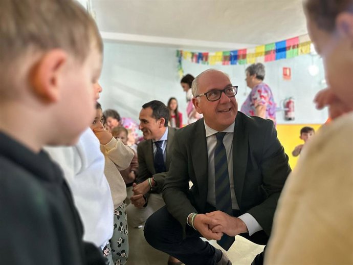 Jesús Estrella en la visita a la escuela infantil El Valle.