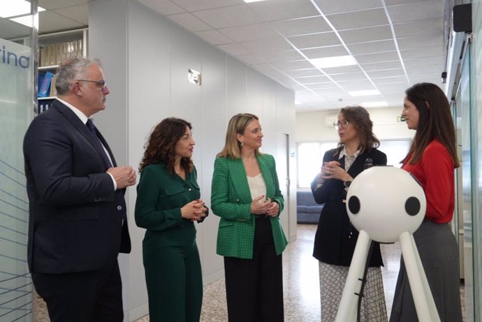 Momento de la visita de la consejera de Política Social a las instalaciones de la empresa SAES.