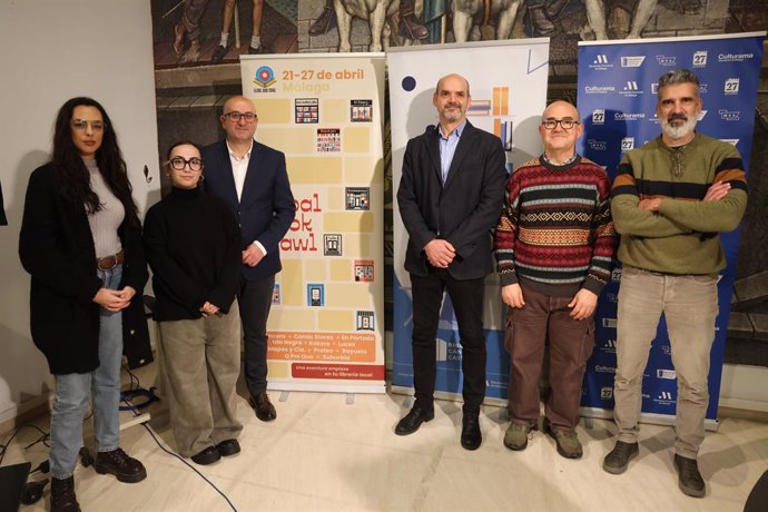 El diputado de Cultura, Manuel López junto a Federico Lang (Librería Luces), cofundador del Global Book Crawl; Maddalena Fossombroni (Librería Todo Modo), promotora de Testo, festival literario de Florencia, y representantes del resto de librerías.