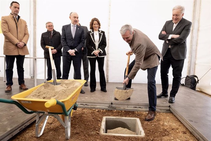 El presidente del Gobierno de Aragón, Jorge Azcón, coloca en el Aeropuerto de Teruel la primera piedra de la nave y hangar de dirigibles estratosféricos.