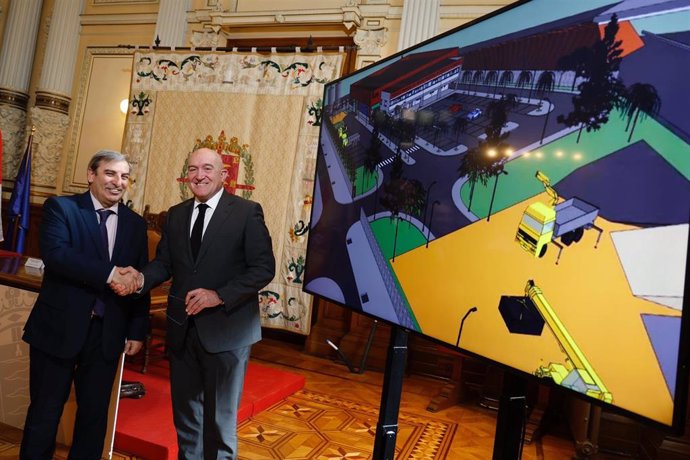 El alcade de Valladolid (d), Jesús Julio Carnero, con el consejero de Movilidad y Transformación Digital, José Luis Sanz Merino (i), durante la firma de la cesión de una parcela para el nuevo parque de maquinaria.