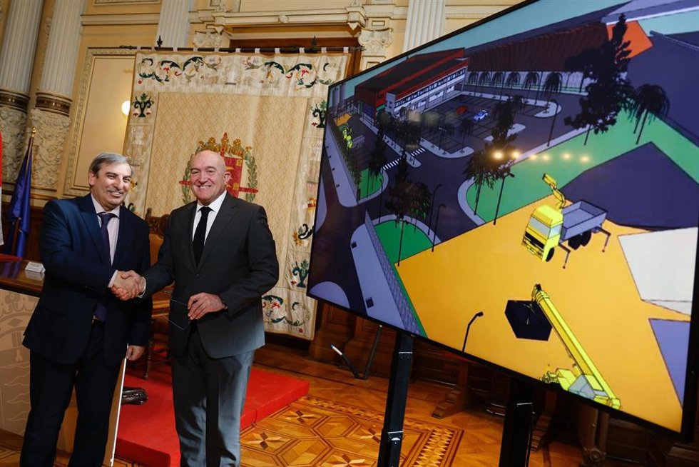 El alcade de Valladolid (d), Jesús Julio Carnero, con el consejero de Movilidad y Transformación Digital, José Luis Sanz Merino (i), durante la firma de la cesión de una parcela para el nuevo parque de maquinaria.